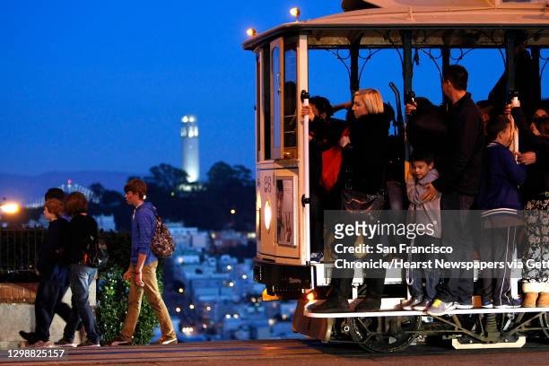 Tourists ride a Hyde Street cable car past the top of Lombard Street in San Francisco, CA, Thursday, January 2, 2014.