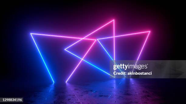 abstrakter ausstellungshintergrund mit ultravioletten neonlichtern, leuchtenden linien - triangles stock-fotos und bilder