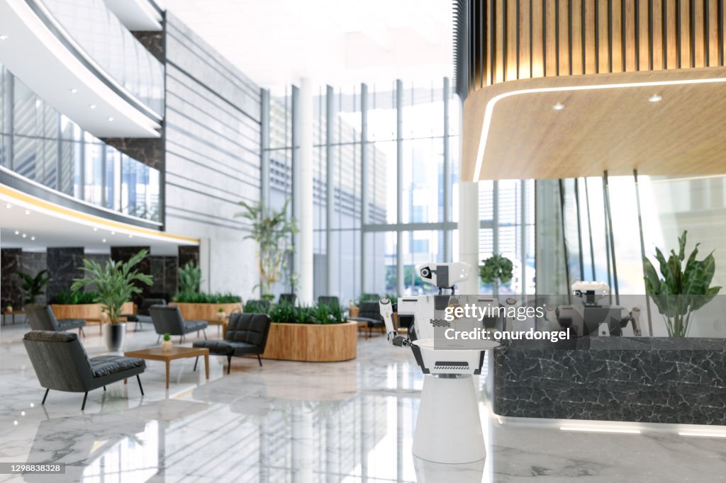 Luxuriöse Hotellobby mit intelligenten Robotern, die als Rezeptionist und Kellner arbeiten.