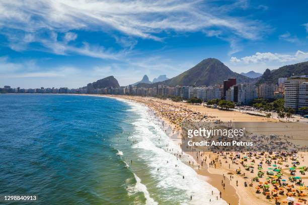 aerial view of waves at copacabana beach at sunny day. rio de janeiro, brazil. - 科帕卡巴納海灘 個照片及圖片檔