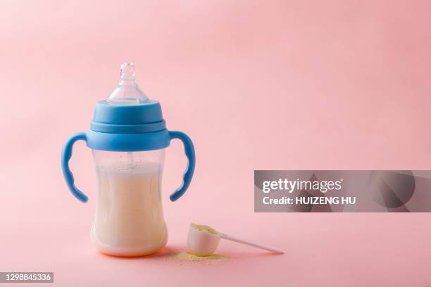 baby milk bottle, baby food. powder in spoon and baby bottle - milk bottle stock-fotos und bilder