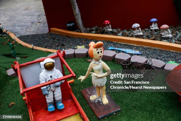 Flinstones statues are seen on the front porch of the controversial..., Nieuwsfoto's