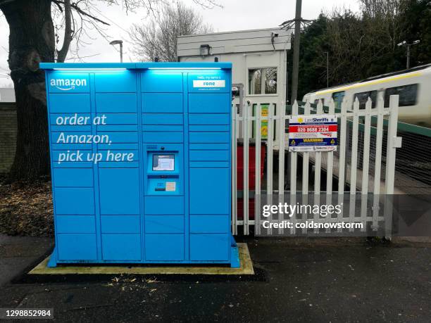 amazon-umkleideartikel-sammelservice in der stadtstraße - amazon box stock-fotos und bilder