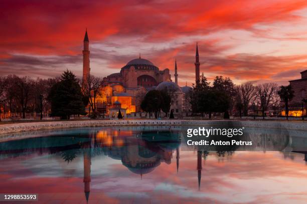 hagia sophia in the evening, istanbul, turkey - sultan ahmad moschee stock-fotos und bilder