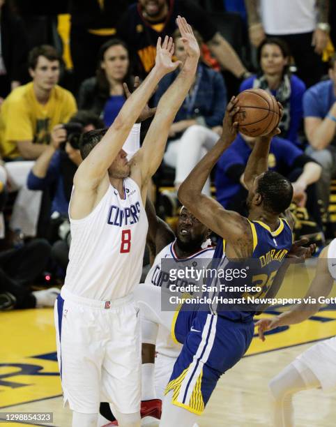 Golden State Warriors Kevin Durant tries to shoot over Los Angeles Clippers Danilo Gallinari in the fourth quarter during game 5 of the Western...