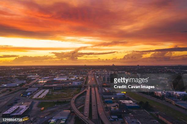 new orleans highway in the evening with a spectacular sunset - new orleans imagens e fotografias de stock