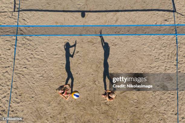 jovem mulher jogando vôlei de praia - beach volley - fotografias e filmes do acervo