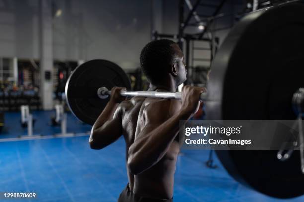 male bodybuilder doing exercise with barbell - black male bodybuilders foto e immagini stock