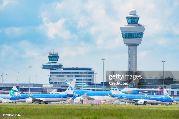 vliegtuigen geparkeerd op het asfalt van schiphol bij amsterdam - boeing 737 stockfoto's en -beelden