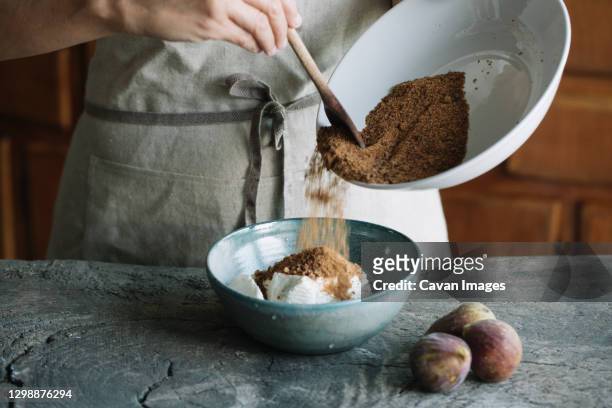 woman making homemade cheese tart - marrone foto e immagini stock