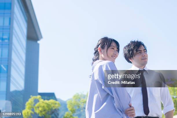 men and women standing in front of the building - 社会人 ストックフォトと画像