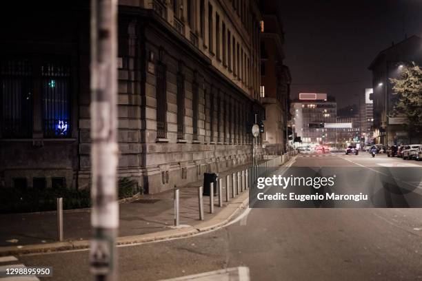 city street at night during 2020 covid-19 lockdown, milan, italy - milano notte foto e immagini stock