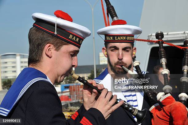 Des marins du Bagad de Lann Bihoue participent, le 21 Octobre 2011 à la DCNS de Lorient, à la cérémonie de prise de commandement du navire...