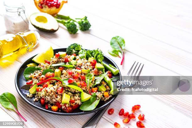 quinoa salatteller auf weißem tisch. kopieren sie den speicherplatz. - quinoa stock-fotos und bilder