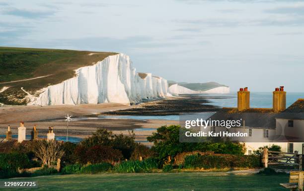 a daytime view of the seven sisters cliffs and cottages on the east sussex coast - stock photo - seven sisters acantilado fotografías e imágenes de stock