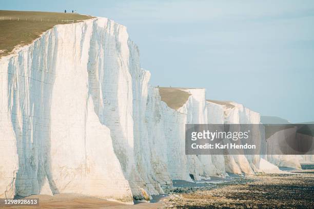 a daytime view of the seven sisters cliffs on the east sussex coast - stock photo - seven sisters cliffs stockfoto's en -beelden