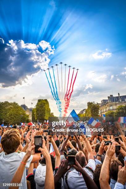 équipe de France de football défile sur les Champs-Elysées après leur victoire à la coupe du monde de Football 2018, le 16 juillet 2018, à Paris,...