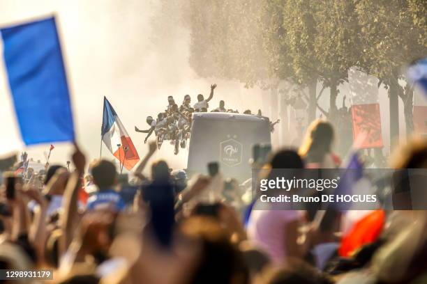 équipe de France de football défile sur les Champs-Elysées après leur victoire à la coupe du monde de Football 2018, le 16 juillet 2018, à Paris,...