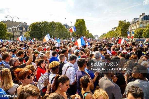 Supporters de l'équipe de France de football sur les Champs Elysées attendant le passage du bus après la victoire à la coupe du monde de Football...