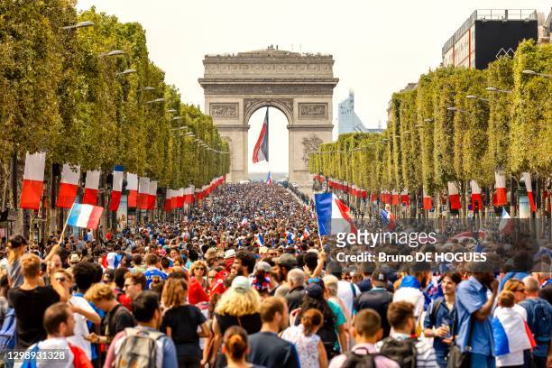 Supporters de l'équipe de France de football sur les Champs Elysées attendant le passage du bus après la victoire à la coupe du monde de Football...