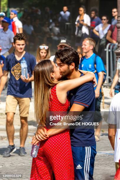 Couple s'embrassant lors du défilé de l'équipe de France de football sur les Champs Elysées après leur victoire à la coupe du monde de Football 2018,...