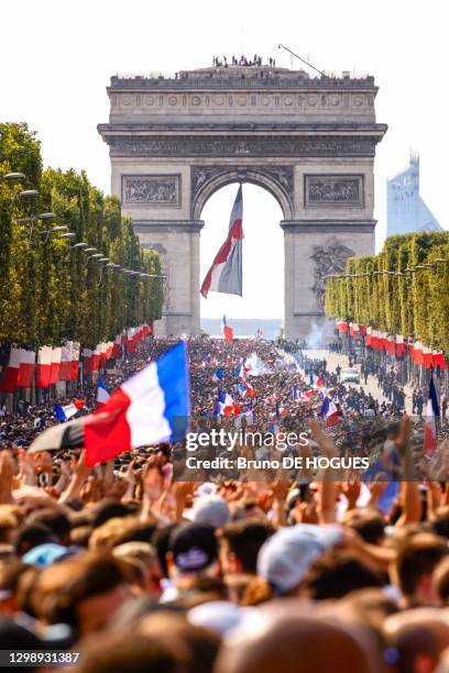 équipe de France de football défile sur les Champs-Elysées après leur victoire à la coupe du monde de Football 2018, le 16 juillet 2018, à Paris,...