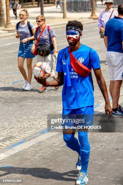 Supporters de l'équipe de France de football sur les Champs Elysées attendant le passage du bus après la victoire à la coupe du monde de Football...