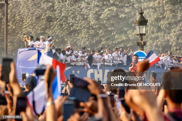 équipe de France de football défile sur les Champs Elysées après leur victoire à la coupe du monde de Football 2018, le 16 Juillet 2018, Paris,...