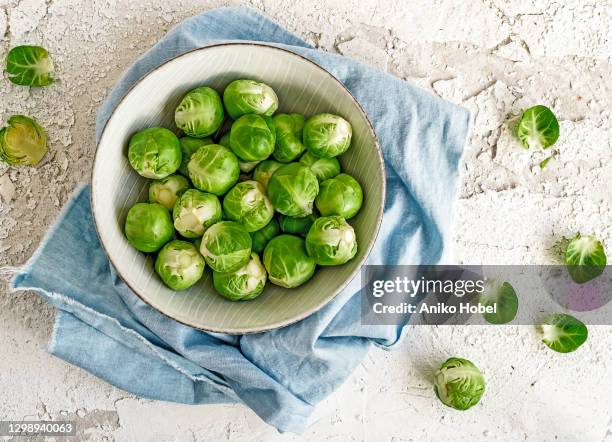 brussel sprouts overhead view - rosenkohl stock-fotos und bilder