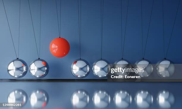 rode slinger van de bol - newtons cradle stockfoto's en -beelden