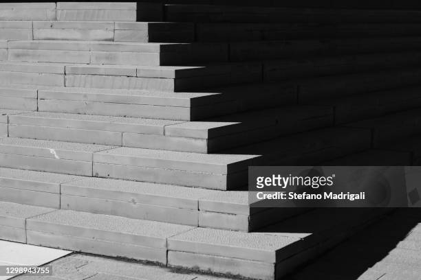 concrete stairs, strong contrast - high contrast stock photos et images de collection