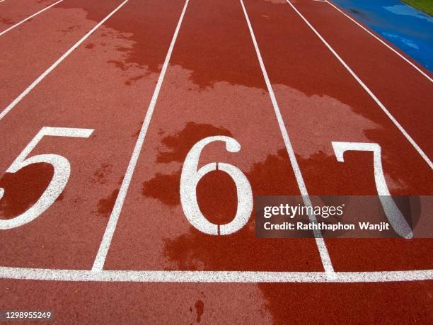 the numbers on the running track - segundo cuarto deportes fotografías e imágenes de stock
