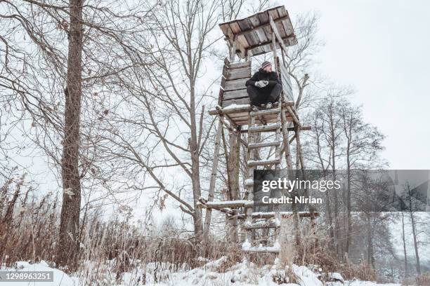 wanderer bewundert winterlandschaft von der kanzel des jägers - pulpit stock-fotos und bilder