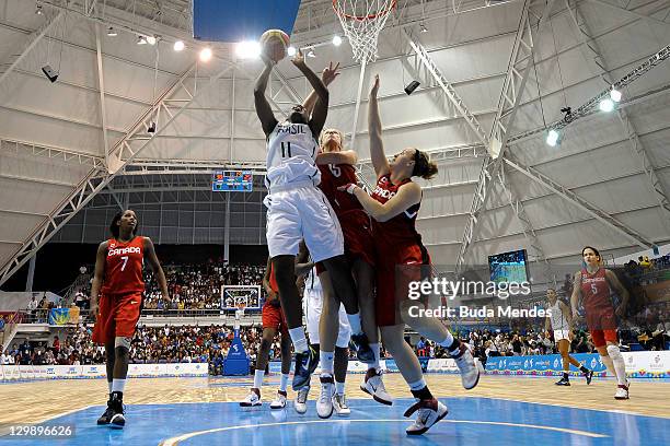 Brasil enfrentando a Canada en El baloncesto femenil DURANTE los Juegos Panamericanos Guadalajara 2011 en El Domo Código El 20 de octubre de 2011 en...