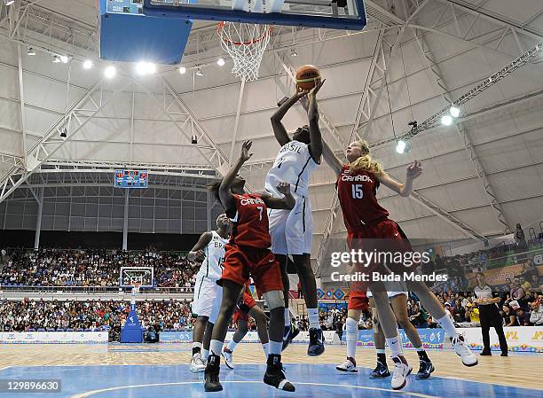 Brasil enfrentando a Canada en El baloncesto femenil DURANTE los Juegos Panamericanos Guadalajara 2011 en El Domo Código El 20 de octubre de 2011 en...