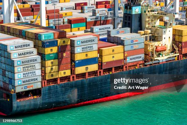 buque de carga cargado atracado en miami - maersk fotografías e imágenes de stock