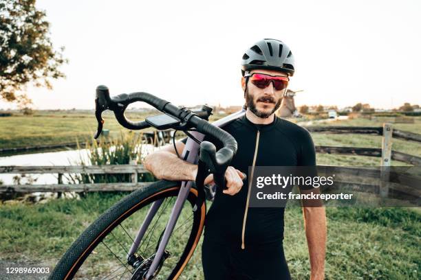 cycliste dans les pays néerlandais au crépuscule - dutch culture stock photos et images de collection