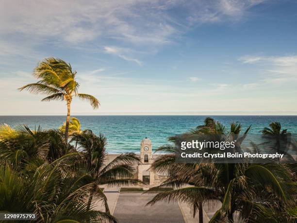 vista a érea de la torre del reloj de worth avenue en palm beach, florida, un día de semana en enero de 2021 - west palm beach fotografías e imágenes de stock