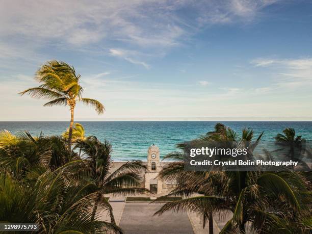 veduta aerea della worth avenue clock tower a palm beach, florida in un giorno feriale a gennaio 2021 - viale foto e immagini stock