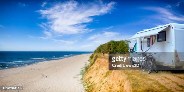 vacations in poland - motorhome over a cliff on the baltic sea - trailer imagens e fotografias de stock