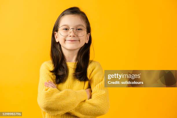 geel meisje - alleen één meisje stockfoto's en -beelden