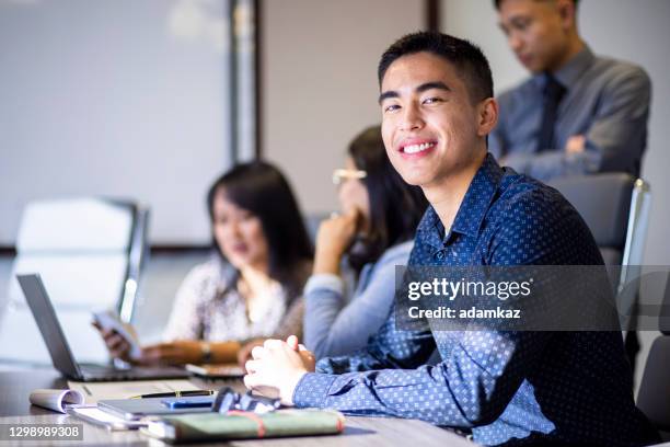 giovane uomo d'affari asiatico sorridente alla telecamera - filipino ethnicity foto e immagini stock