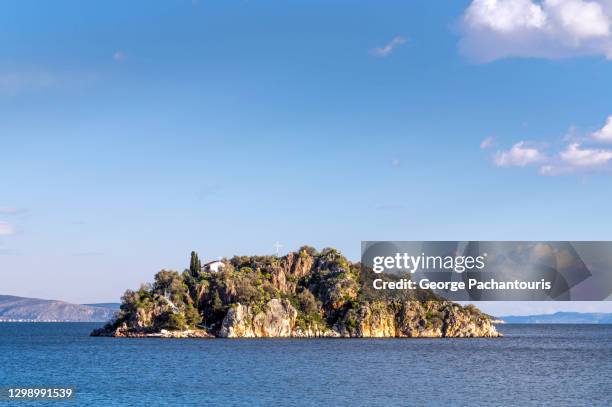 small island with church and christian cross - aegean sea 個照片及圖片檔