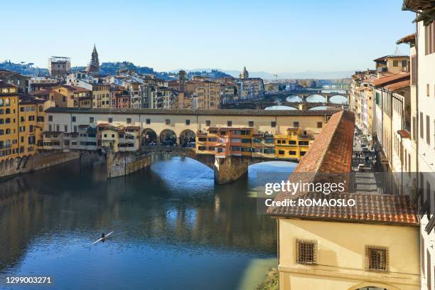 ponte vecchio en arno river, florence toscane italië - vecchio stockfoto's en -beelden