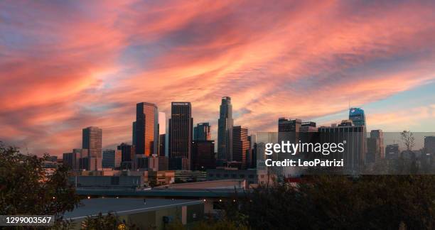 dtla bei sonnenuntergang mit rosa farbenhimmel - city of los angeles stock-fotos und bilder