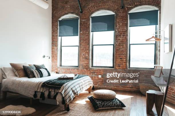 acogedor dormitorio - loft fotografías e imágenes de stock