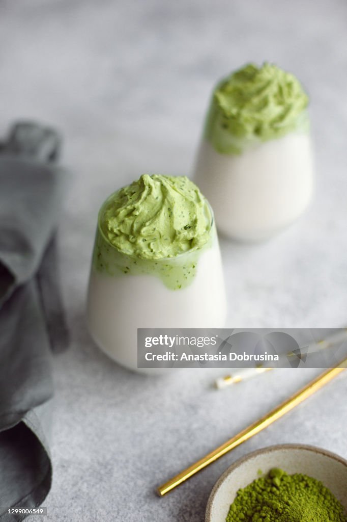 Dalgona caseira matcha latte. Uma bebida da moda da Coreia.