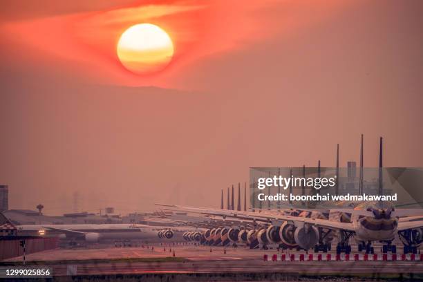 airplane parking at sunset time,suvarnabhumi airport ,bangkok ,thailand - luchthaven suvarnabhumi stockfoto's en -beelden