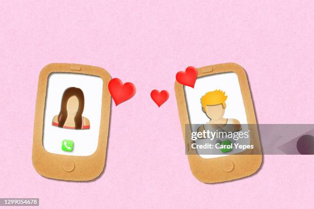 papercraft mobile devices with video call in valentines - flirting imagens e fotografias de stock