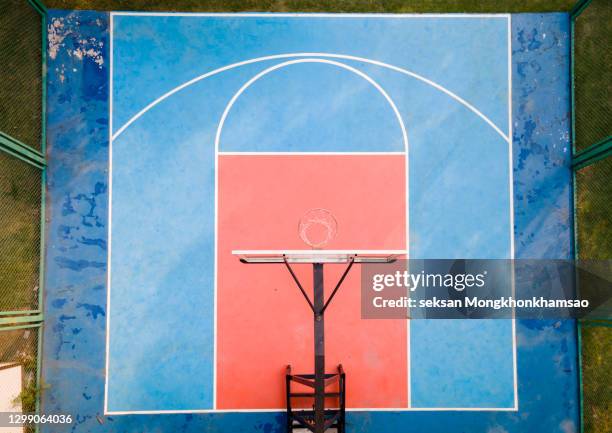 drone aerial view of the basketball field half court basketball stands hoop - basketball net stockfoto's en -beelden